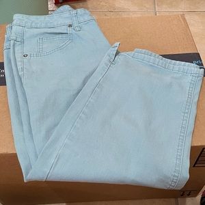 Women’s Aqua Capri’s by Lee in Size 6 Medium